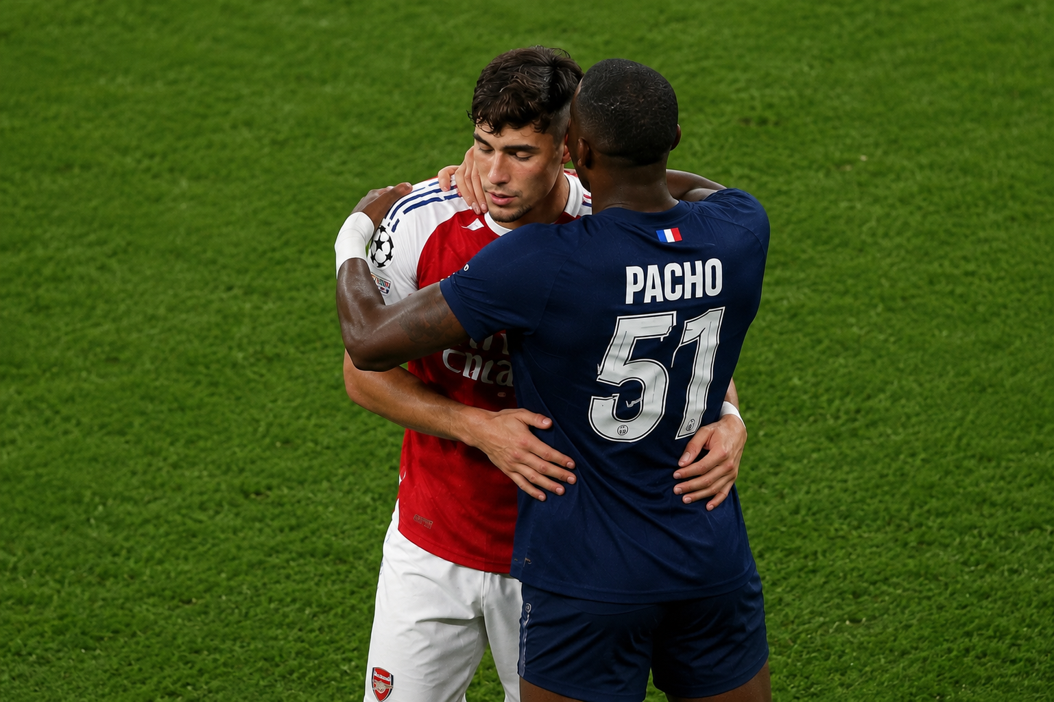 Pacho gana la Champions con PSG: emotivo abrazo con Hincapié se viraliza