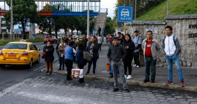 Quito amanece sin buses por reducción de frecuencias