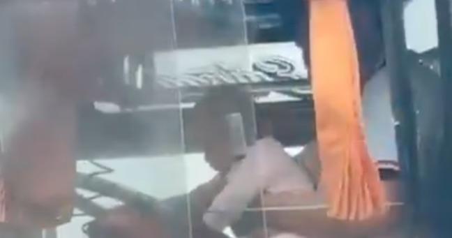 Conductor maneja con bebé y causa indignación en Quito