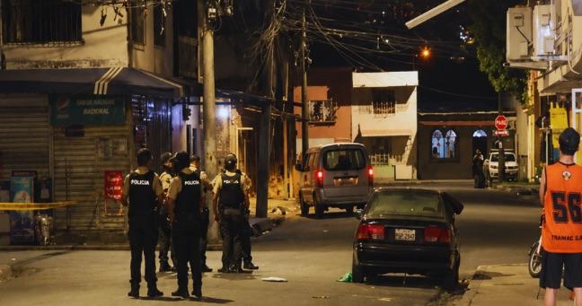 Vehículo abandonado con cilindros y presuntos explosivos genera alarma en Guayaquil