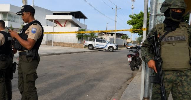 Imagen de la noticia: Sicarios atacan a una mujer en exteriores del Centro Forense de Manta