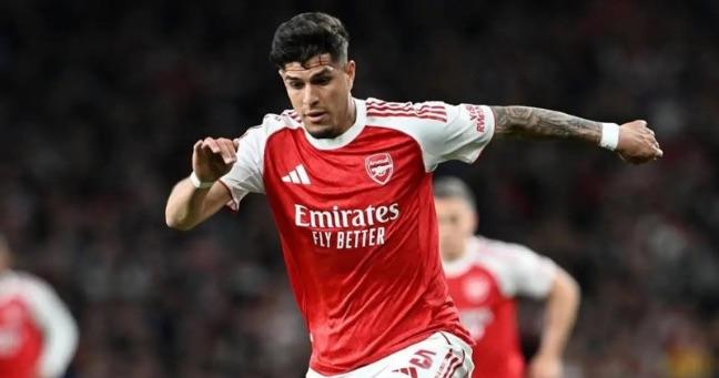 Piero Hincapié protagoniza momento viral en la Premier League