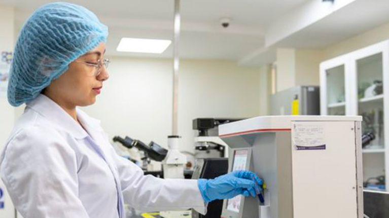 Ecuador impulsa el talento femenino en ciencia con premio internacional que abre puertas globales
