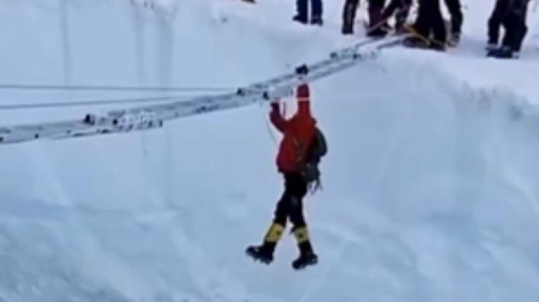 Alpinista estuvo a punto de caer en una grieta del Monte Everest: todo quedó grabado 