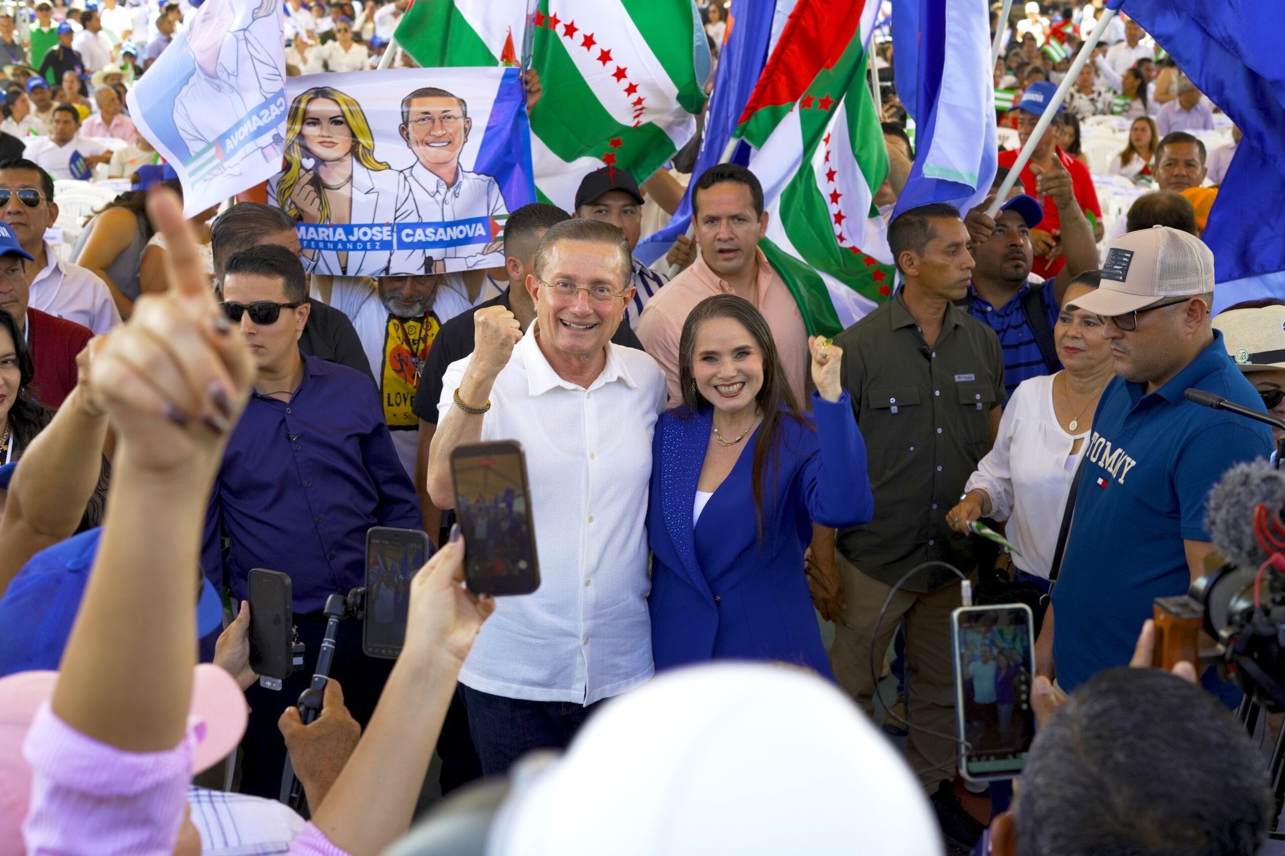Casanova oficializa su candidatura a la Prefectura de Manabí con 871 candidatos de Caminantes