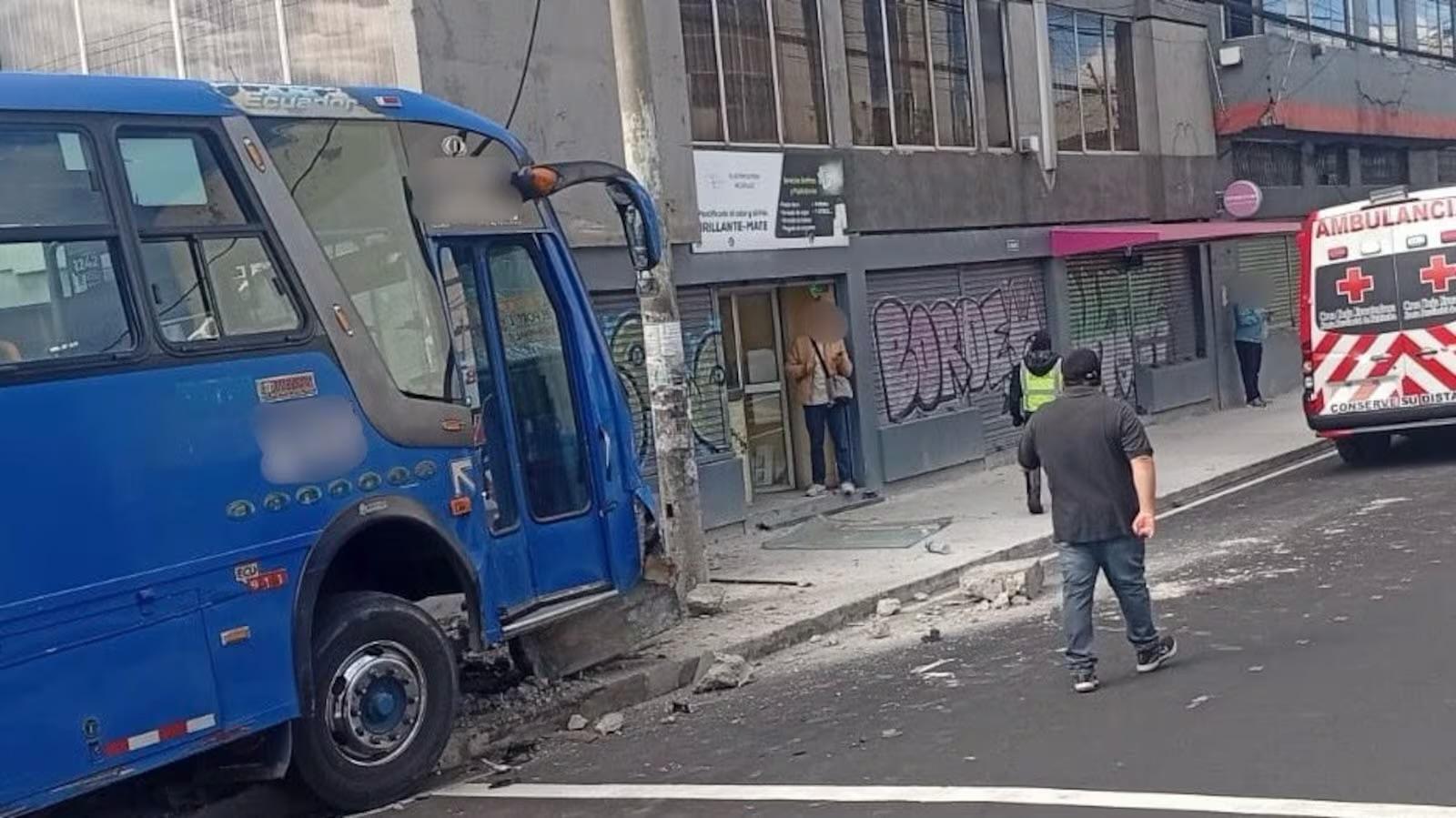Joven se salva de morir tras choque de bus en Quito