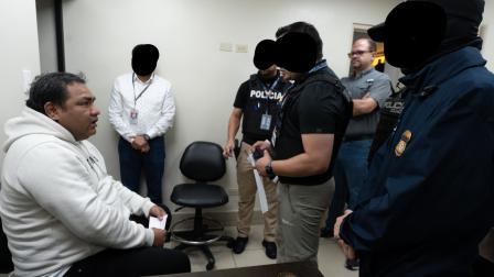Imagen de la noticia: Desarticulan red de corrupción que cobraba hasta USD 10.000 por pasaportes falsos en Ecuador