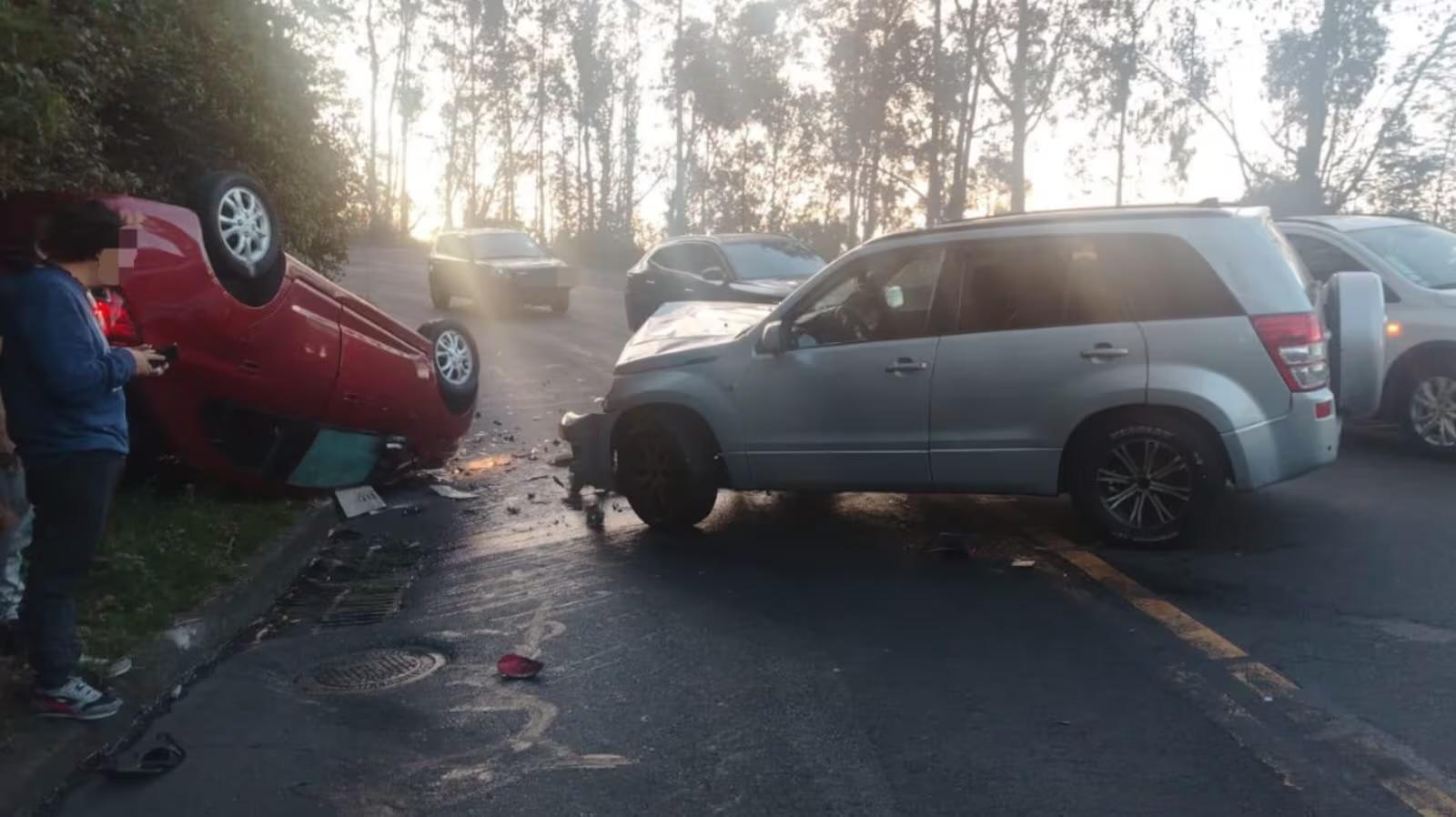 Fuerte accidente de tránsito en Quito: vehículo se volcó en Conocoto y deja un herido