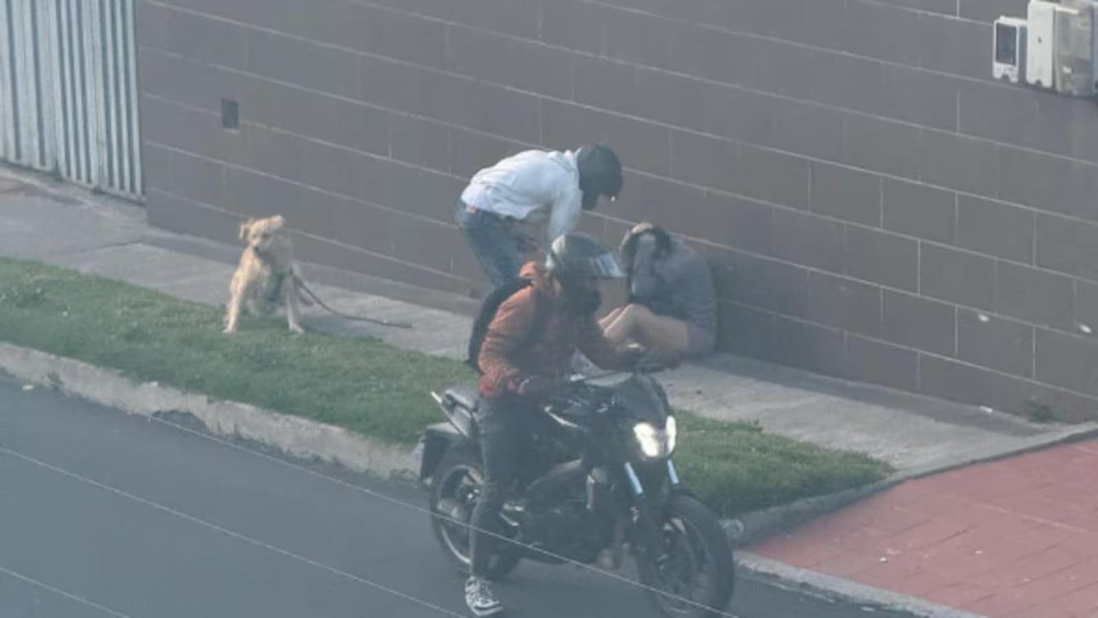 Indignación en Quito tras delincuentes atropellar con una motocicleta a una mujer durante violento asalto