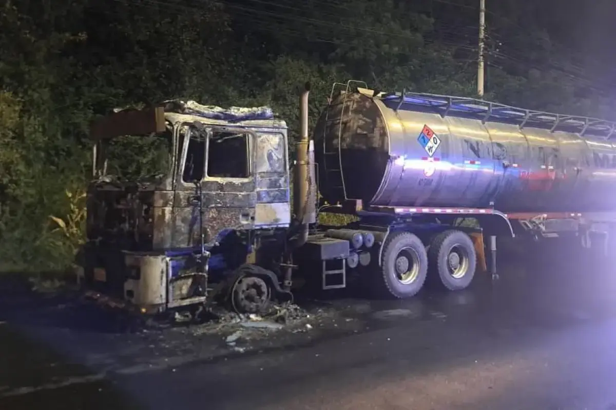 Voraz incendio consume tráiler con 10 mil galones de aceite en Manabí