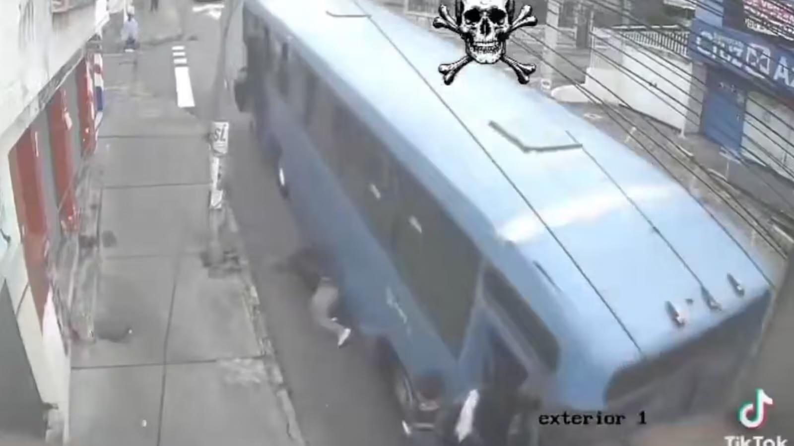 Pasajero cae de bus en movimiento en Quito: el momento quedó grabado