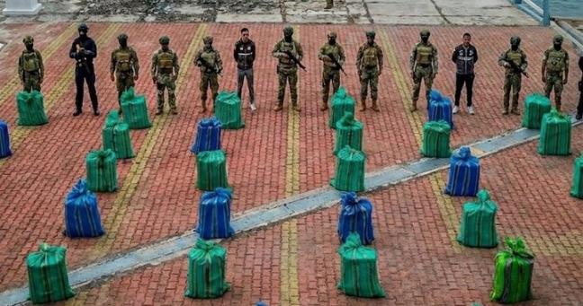 Imagen de la noticia: Operativo en Galápagos: 16 detenidos por tráfico de combustible en altamar