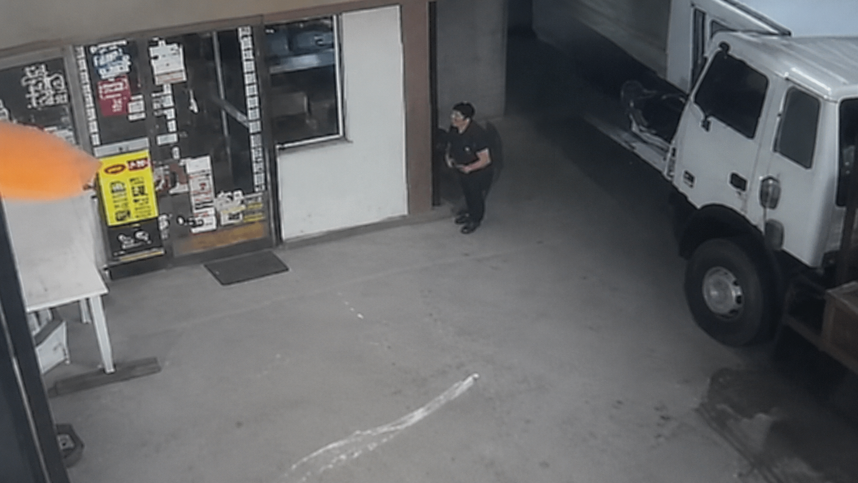 Mujer se salva de morir tras impacto de camión contra un local en Quito