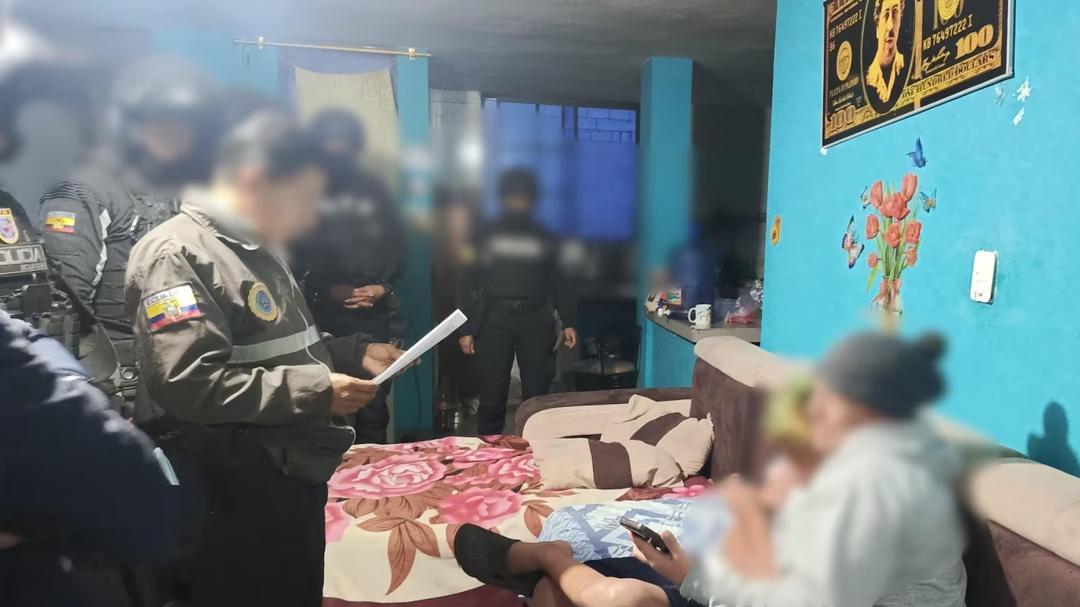 Imagen de la noticia: Adolescentes son aislados por presunta extorsión en colegio de Quito: hallan armas, droga y prendas similares a las policiales