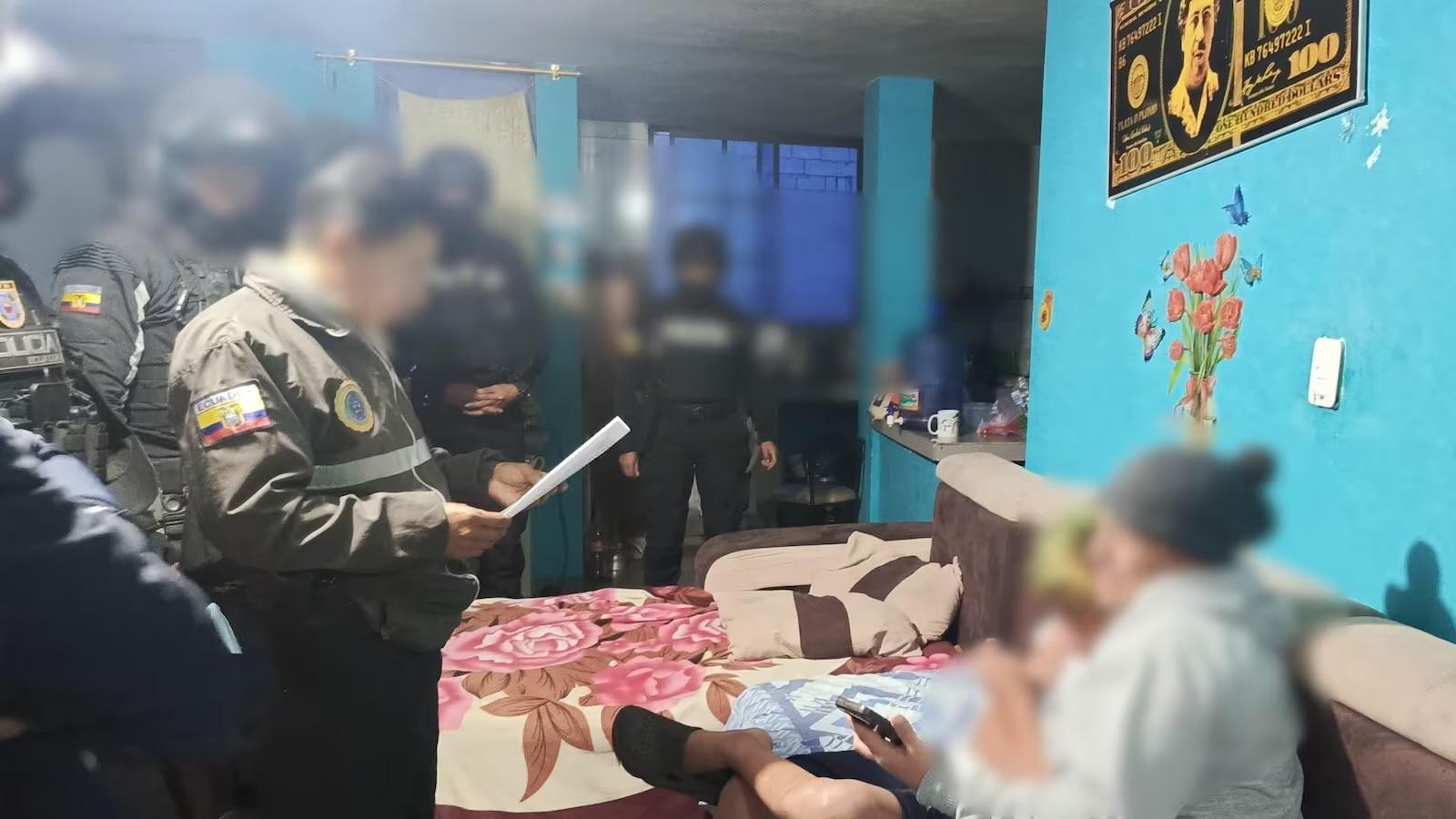 Adolescentes son aislados por presunta extorsión en colegio de Quito: hallan armas, droga y prendas similares a las policiales