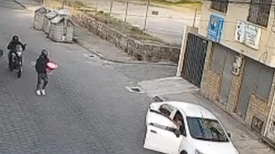 Imagen de la noticia: Sicario llega con flores para asesinar a docente en el norte de Quito: el ataque quedó captado en video