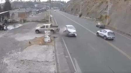 Camioneta se estrella contra una lubricadora y atropella a una mujer en Cotopaxi: el momento queda grabado