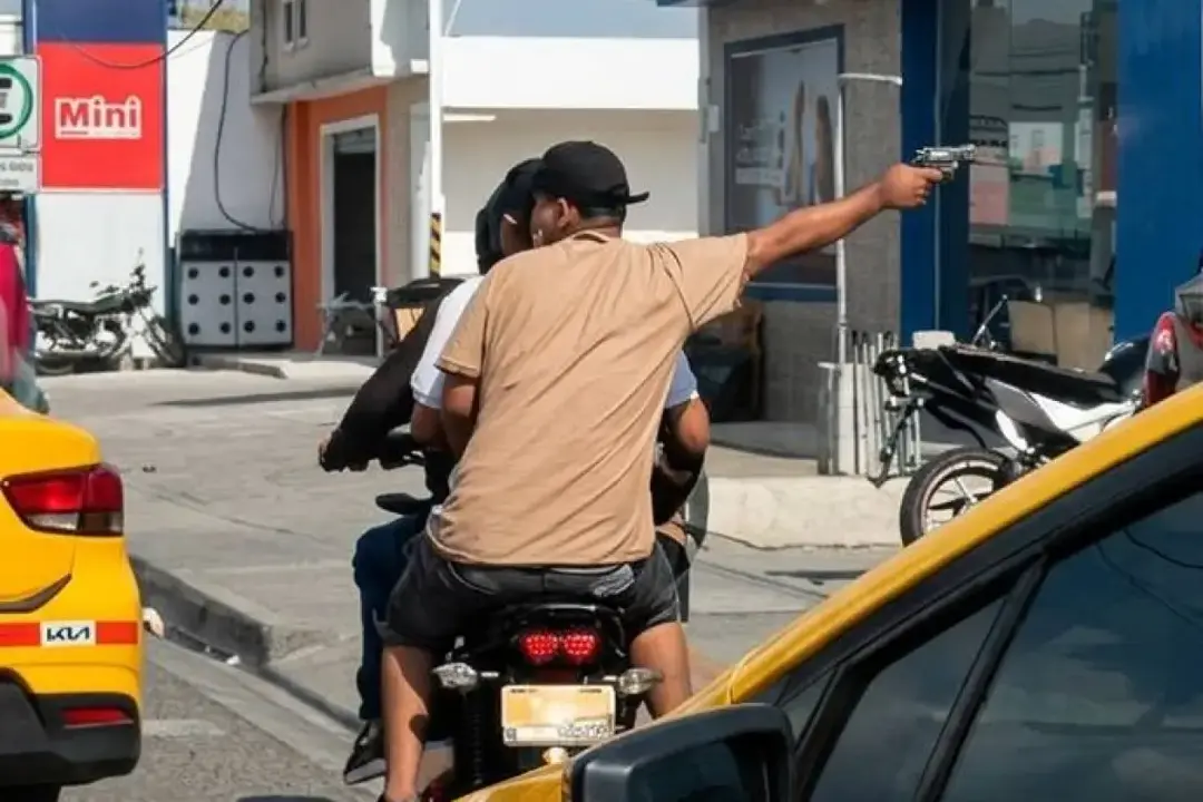 Imagen de la noticia: Asalto armado fuera de un banco en Portoviejo, Manabí, queda registrado en video
