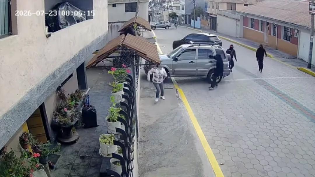 Imagen de la noticia: Delincuentes roban vehículo a mujer cuando ingresaba a su vivienda en Quito: el momento queda grabado