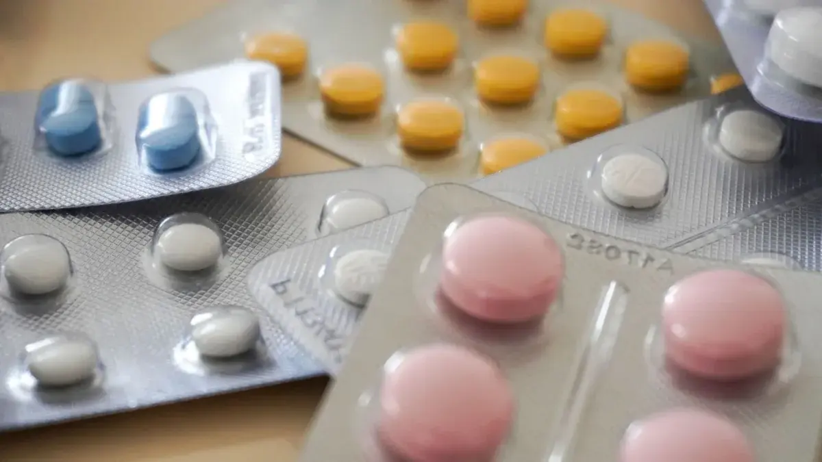 Decomisan medicinas e insumos de hospitales públicos en farmacias privadas: así fue el operativo en Guayaquil