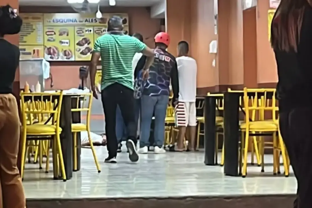Imagen de la noticia: Sicarios atacan a un hombre mientras comía en un asadero de pollos en Portoviejo, Manabí