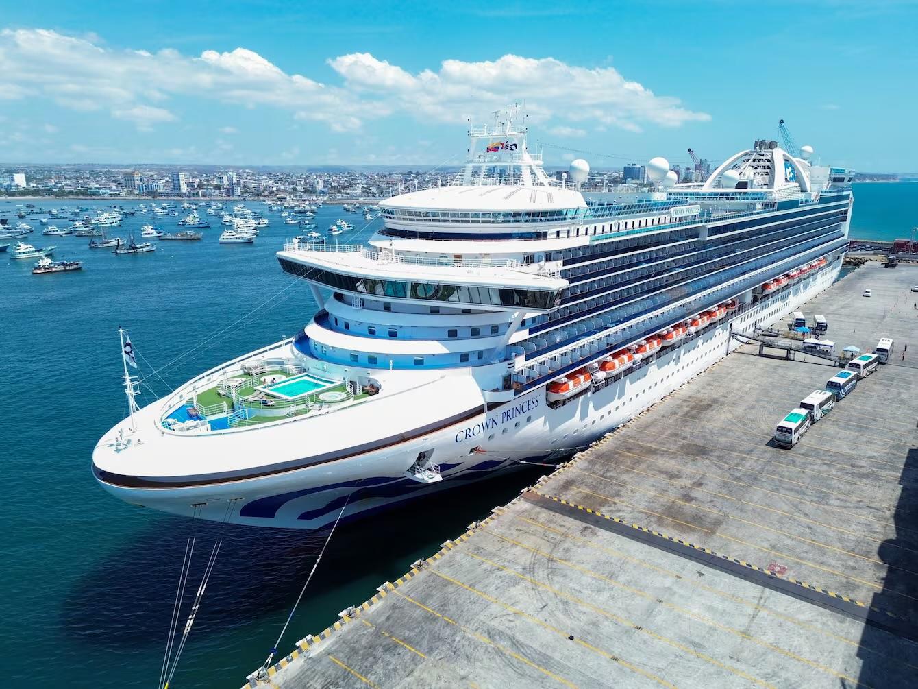 Crown Princess llega a Manta con miles de visitantes