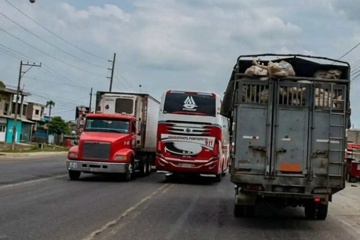 Bus interprovincial casi choca con un tráiler en Los Ríos: peligrosa maniobra queda grabada