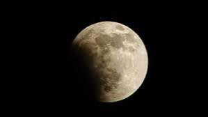 Eclipse lunar se observa en Ecuador este jueves, 27 de agosto: el momento queda registrado
