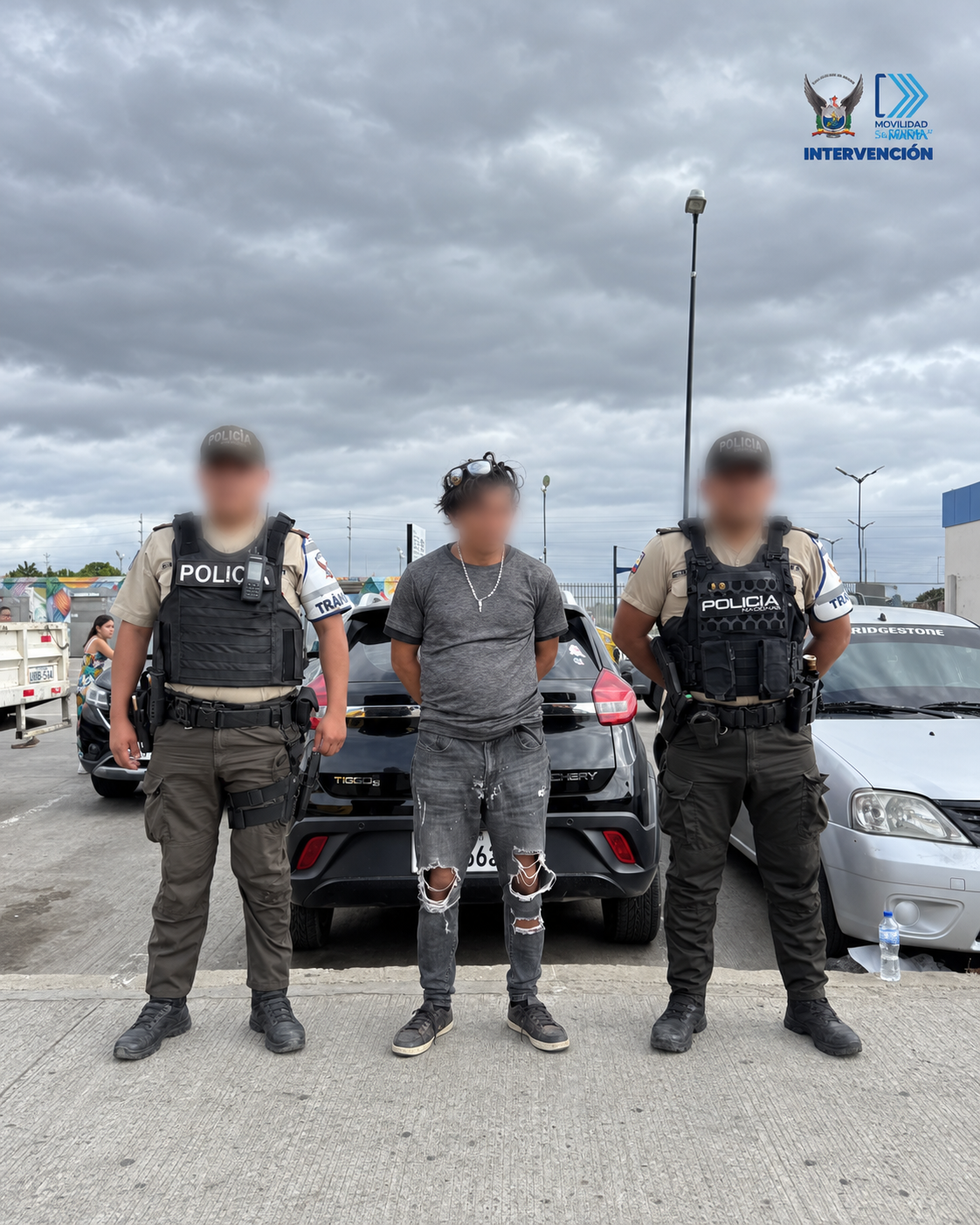 Hombre es capturado tras sustraer piezas de un vehículo en el Terminal de Manta