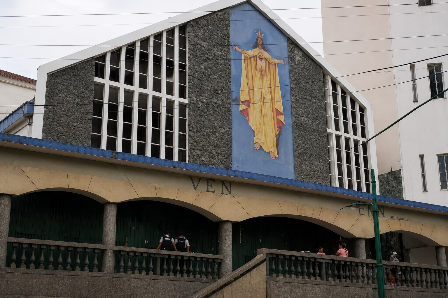 Imagen de la noticia: Sicarios atacan a hombre en iglesia de Manta, Manabí