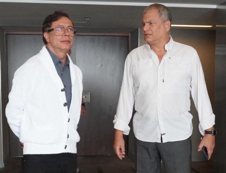 Imagen de la noticia: Rafael Correa se reúne con Gustavo Petro en México
