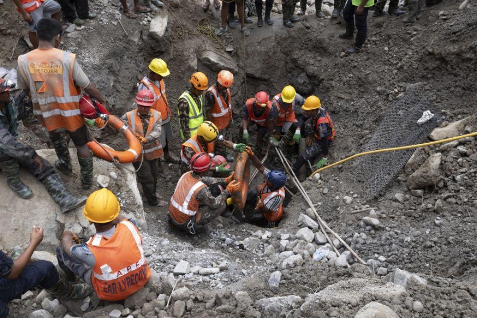 Rescatan a trabajadores en Nepal: sobreviven 10 días