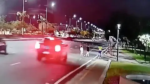 Imagen de la noticia: Mujer muere atropellada mientras trotaba en avenida de Samborondón, Guayas: el trágico momento queda grabado