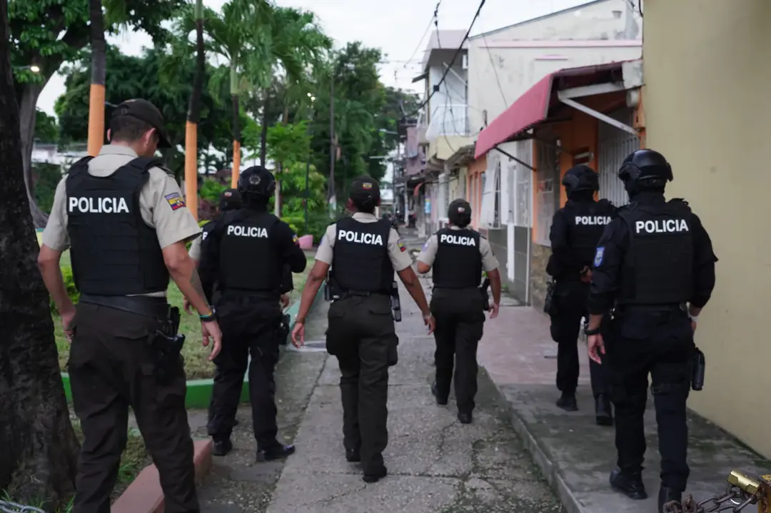 Imagen de la noticia: Muere policía que fue baleado tras una persecución en Guayaquil: el uniformado recibió un disparo en la cabeza