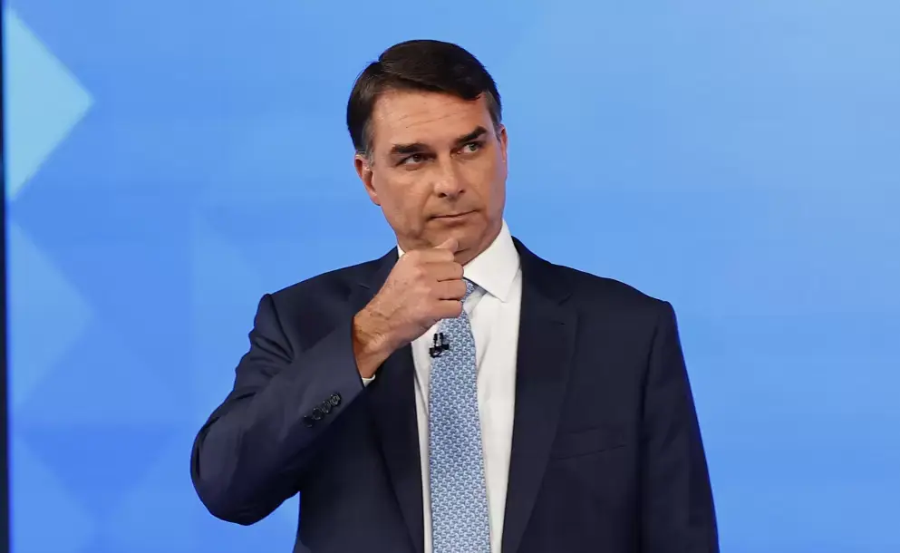 Flávio Bolsonaro se declara presidente electo de Brasil