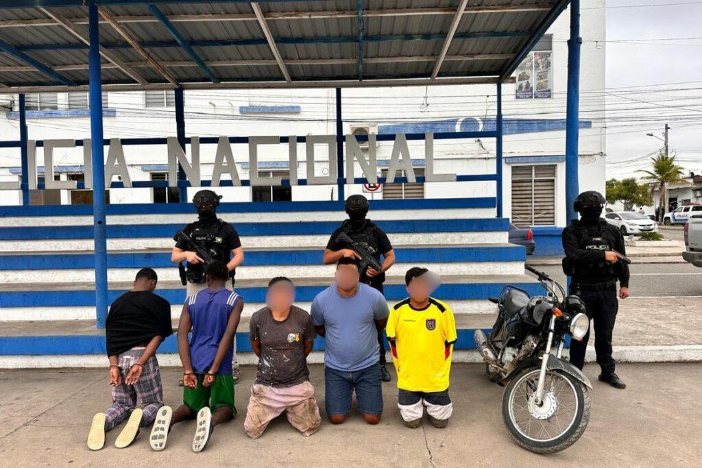 Cinco presuntos extorsionadores son detenidos en Machala tras exigir USD 30.000 bajo amenazas de muerte