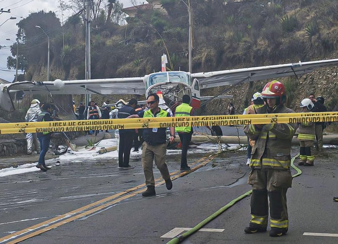 Avioneta cae sobre avenida de Cuenca