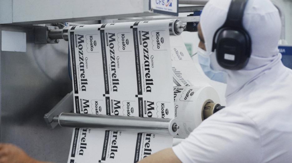 KiosKo cambia las reglas: Transforma sus empaques a blanco y negro para congelar precios y cuidar la canasta básica