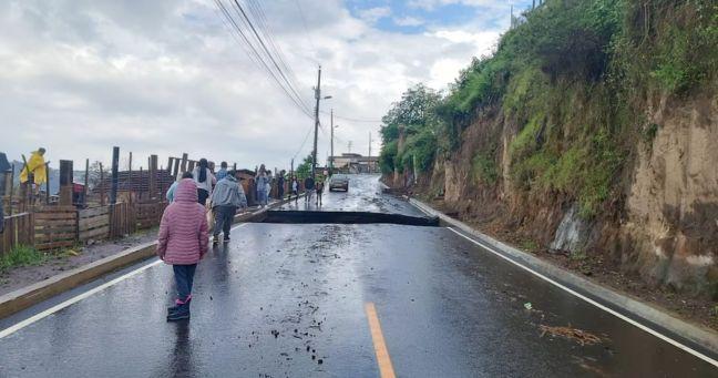 Imagen de la noticia: Socavón en Quito: se hunde la vía en Chilibulo y cierran el paso