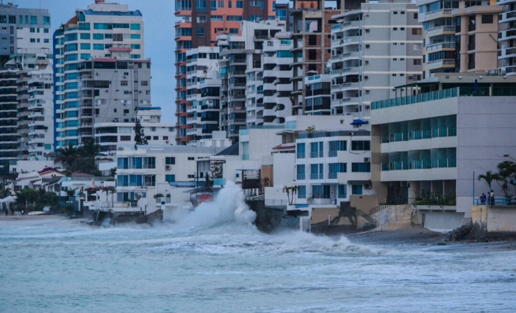 Imagen de la noticia: Oleaje y aguaje golpean la costa ecuatoriana: negocios afectados y alerta vigente hasta el 29 de mayo