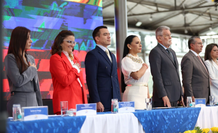 Imagen de la noticia: Noboa lanza advertencia tras recibir credenciales: “A los que busquen destruir la democracia, les cerraremos la puerta en la cara”