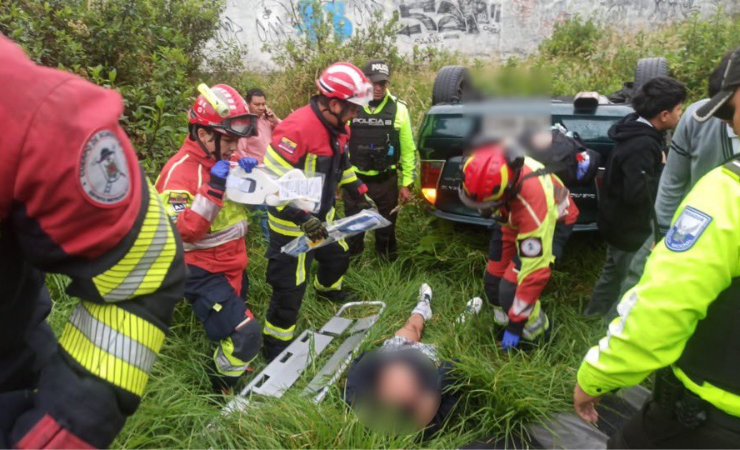 Imagen de la noticia: Accidente en Quito: vehículo cae por un barranco y deja cinco heridos