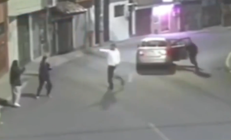 Imagen de la noticia: Brutal asalto en Quito: mujer es golpeada, arrastrada y atacada con una botella