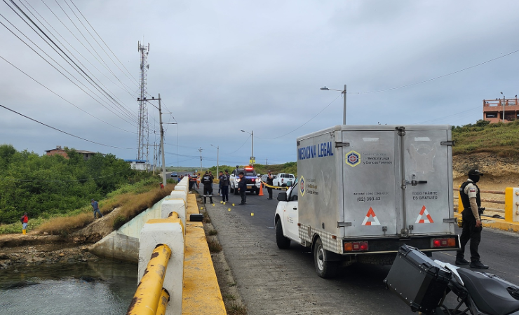 Imagen de la noticia: Terror en Santa Elena: hallan a joven colgado de un puente con heridas de bala