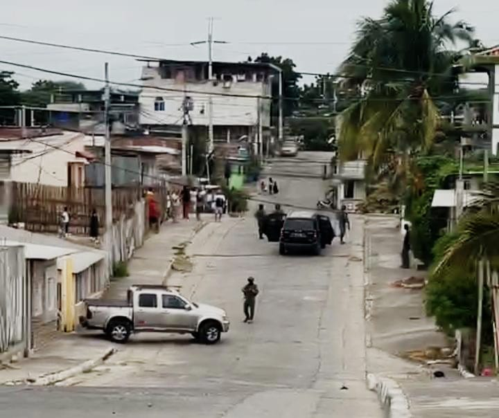 Imagen de la noticia: Persecución y balacera en Manta: se registran varios detenidos tras operativo en el barrio Amazonas