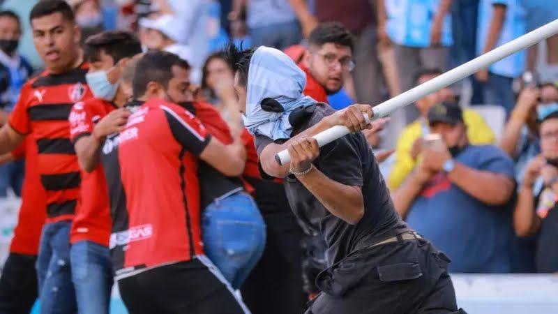 Imagen de la noticia: Querétaro-Atlas: una brutal pelea campal entre aficionados de fútbol en México deja al menos 22 heridos