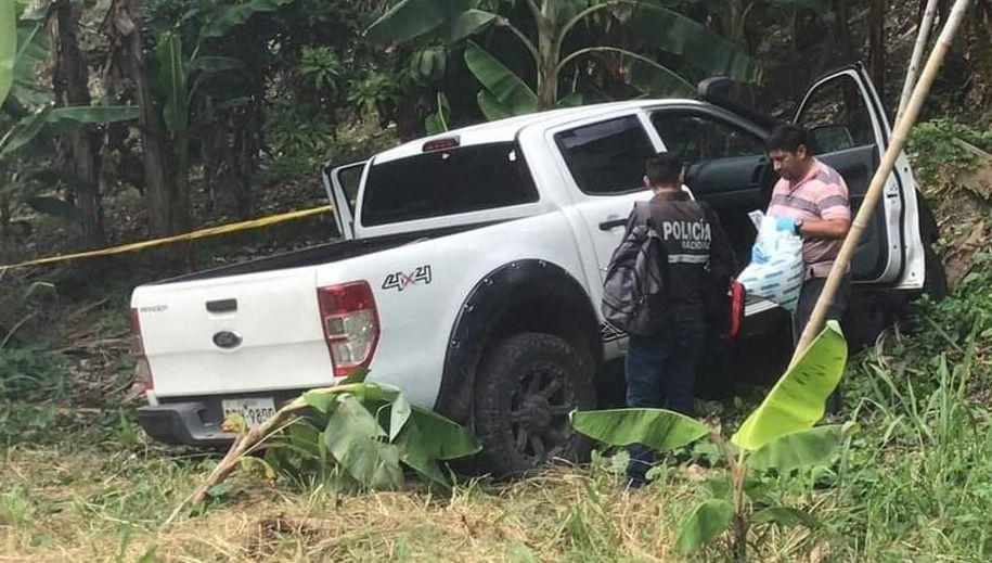 Imagen de la noticia: Encuentran tres fallecidos dentro de una camioneta