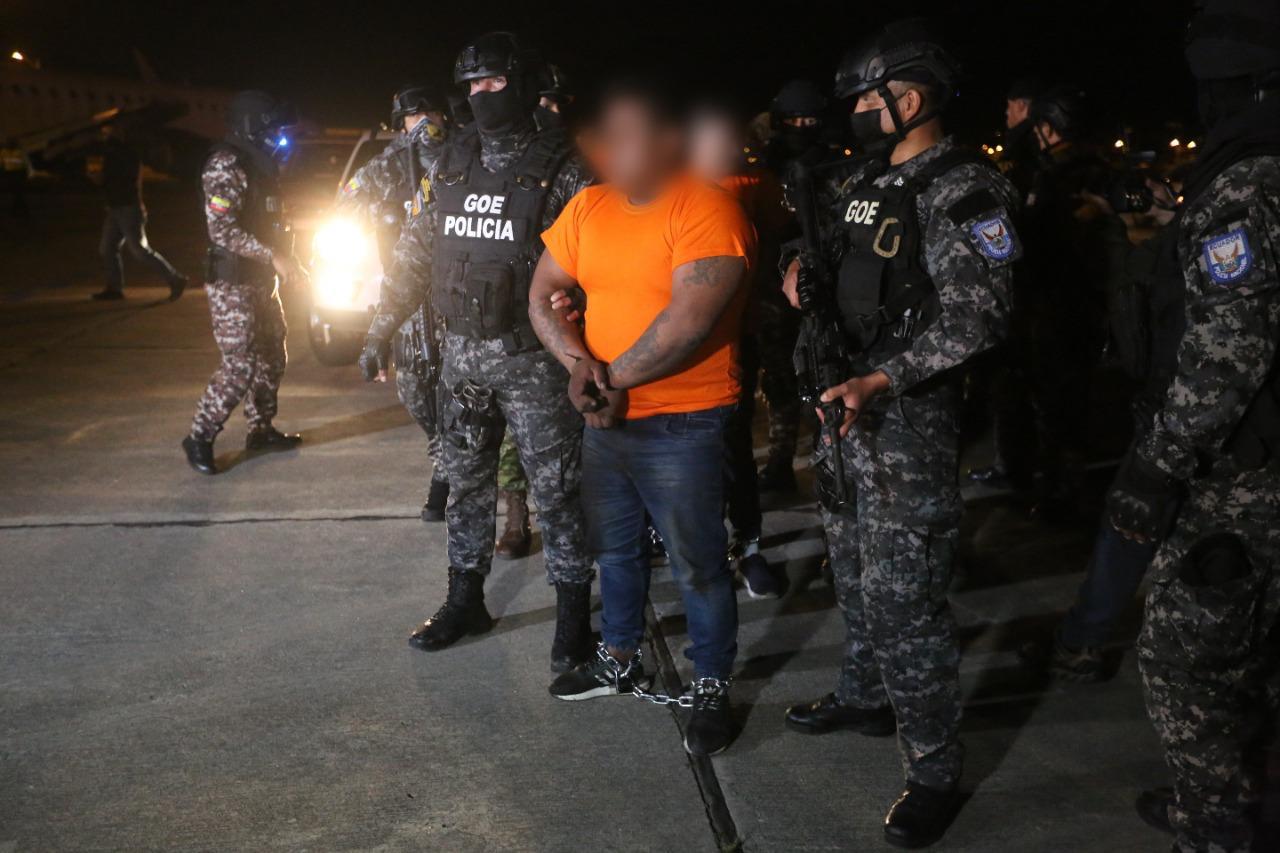 Imagen de la noticia: Cinco reclusos fueron trasladados a la cárcel La Roca