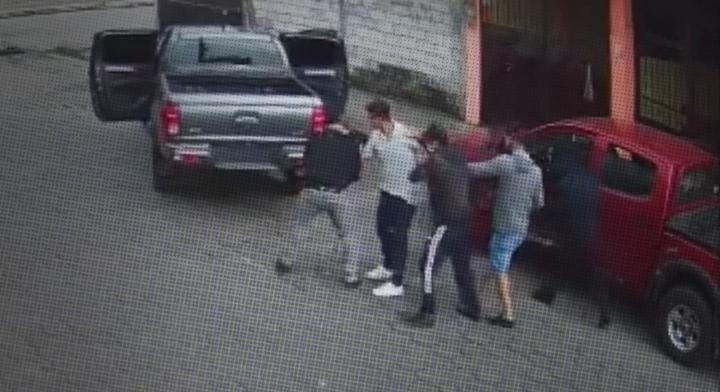 Imagen de la noticia: Delincuentes secuestran una camioneta y a su conductor