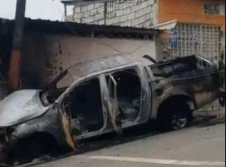 Imagen de la noticia: Queman camioneta que habrían utilizado delincuentes en atentado hospital de Guayaquil.